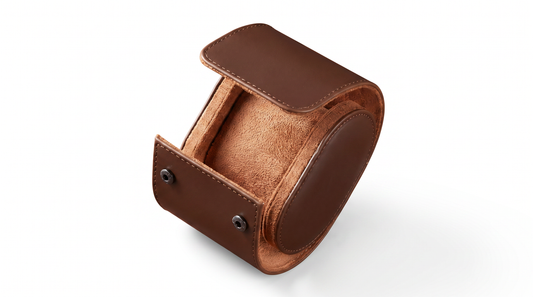 Estuche Amox porta-reloj de viaje color café, fondo blanco